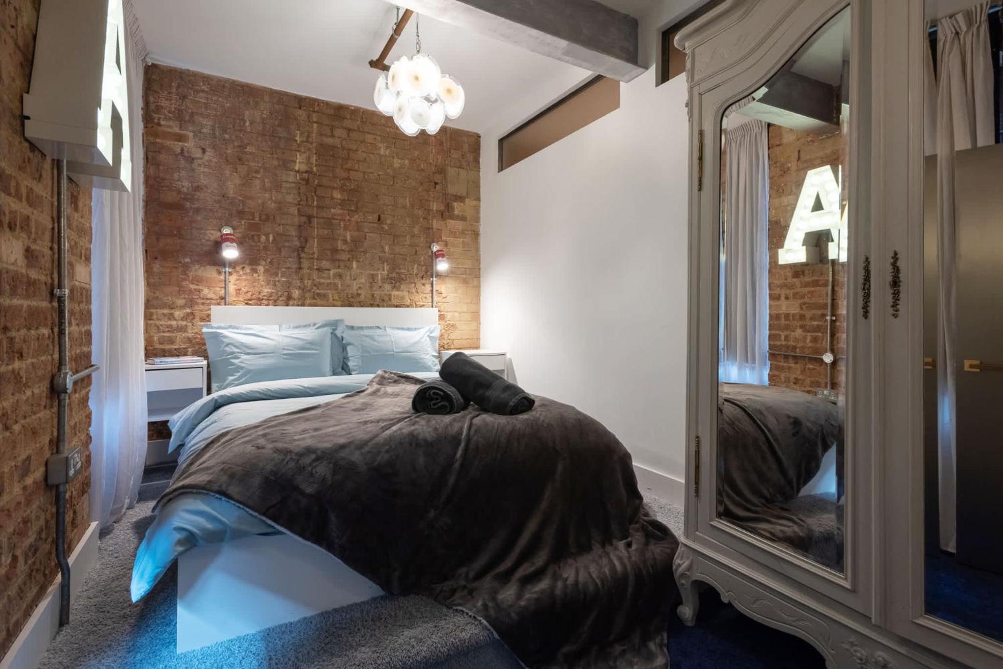 Amazingly Luxurious Loft Apartment, Soho - 3 Bedrooms, 2 Bath & Office 런던 외부 사진