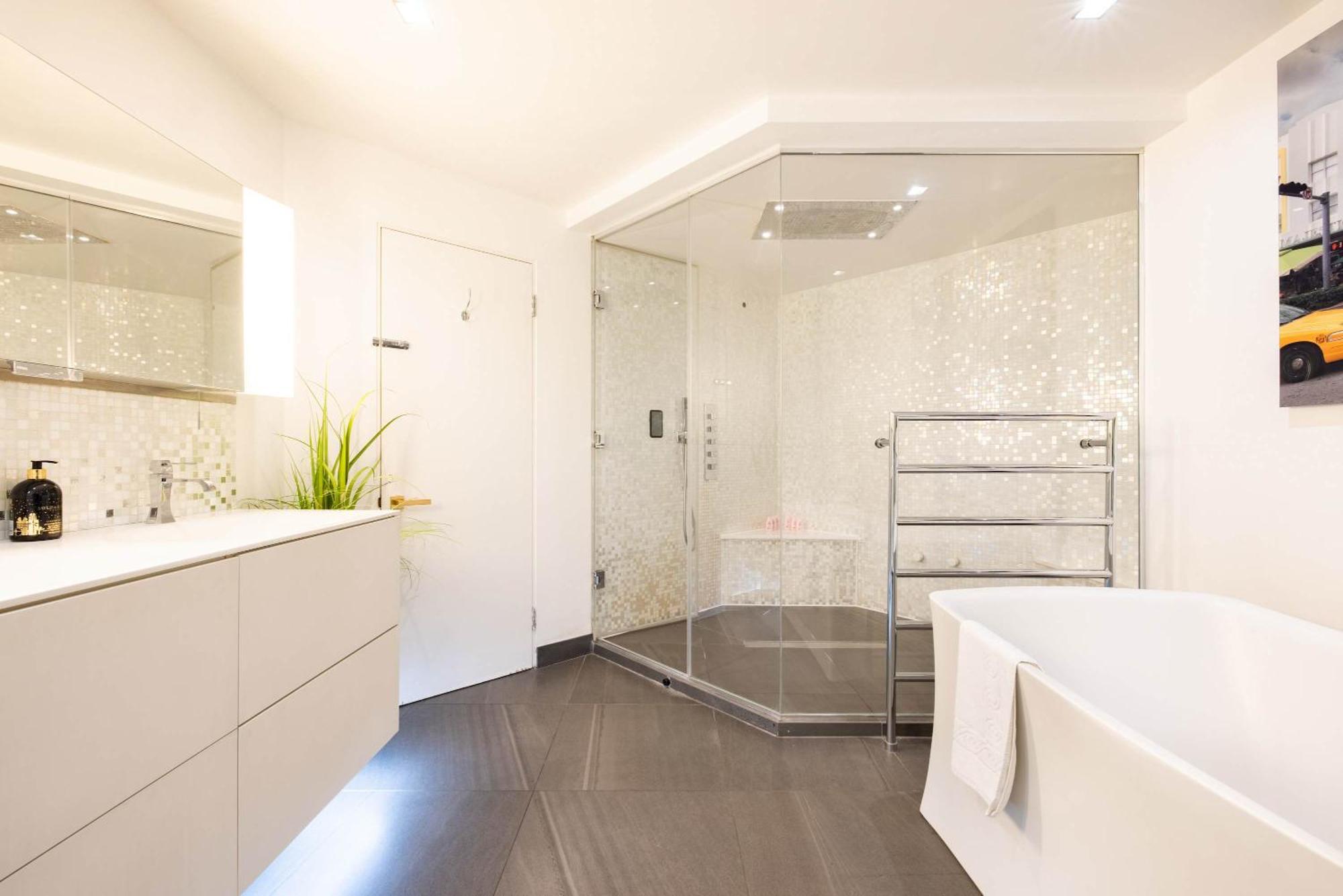 Amazingly Luxurious Loft Apartment, Soho - 3 Bedrooms, 2 Bath & Office 런던 외부 사진