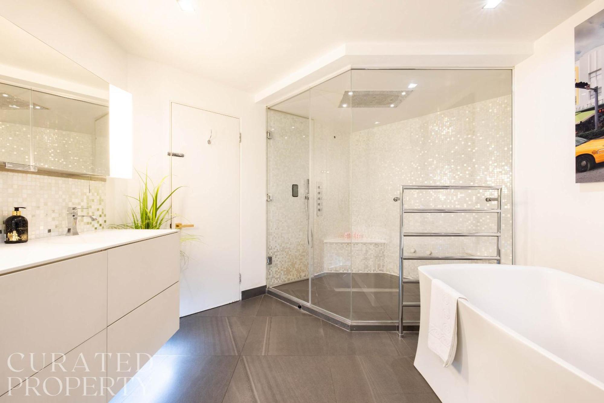 Amazingly Luxurious Loft Apartment, Soho - 3 Bedrooms, 2 Bath & Office 런던 외부 사진