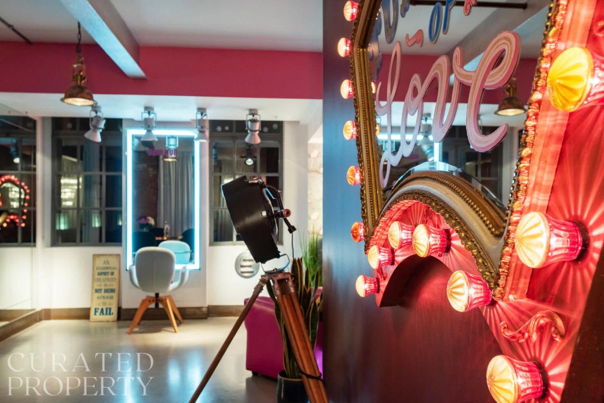 Amazingly Luxurious Loft Apartment, Soho - 3 Bedrooms, 2 Bath & Office 런던 외부 사진