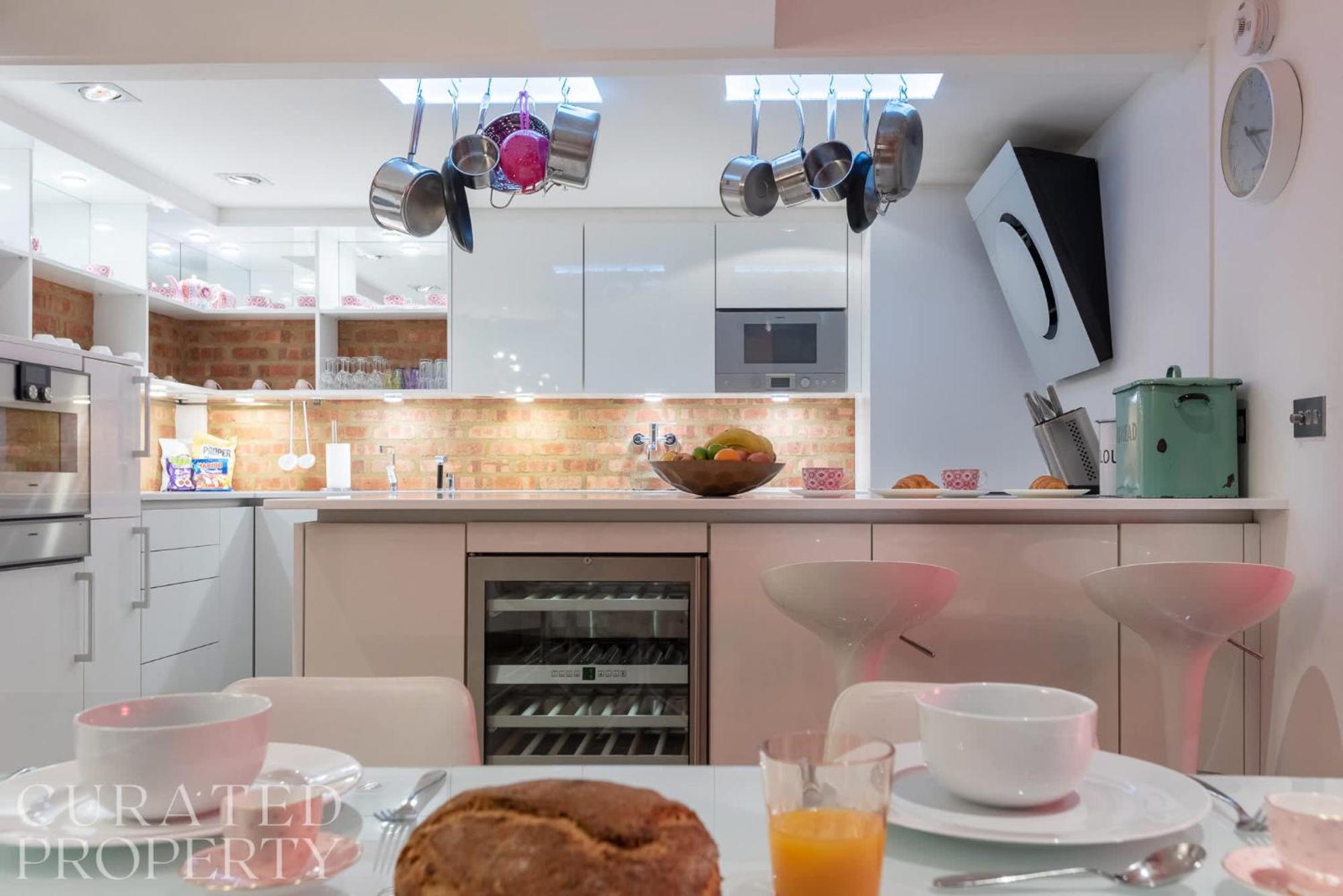 Amazingly Luxurious Loft Apartment, Soho - 3 Bedrooms, 2 Bath & Office 런던 외부 사진